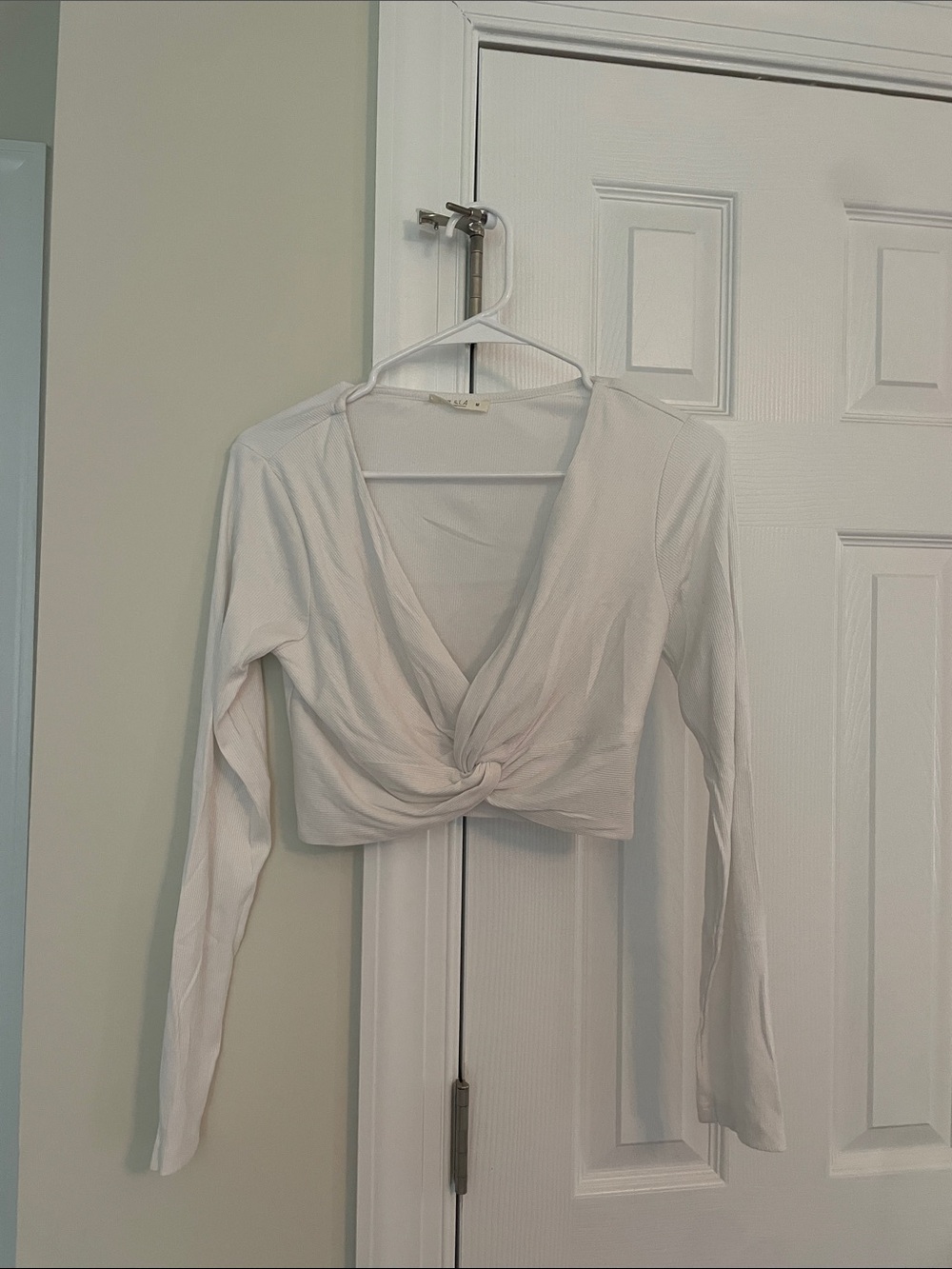 ILLA ILLA White Front Twist Long-Sleeve Crop Top